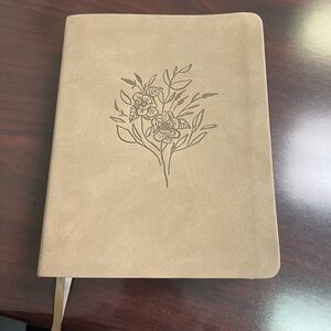 NLT Hosanna Revival Marlo theme Bible